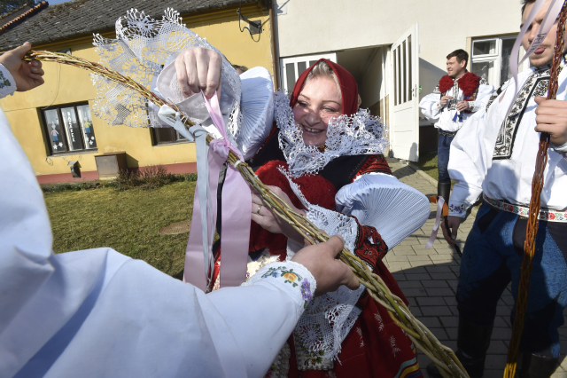 Kvůli koronaviru mohou koledníci na pomlázku zapomenout