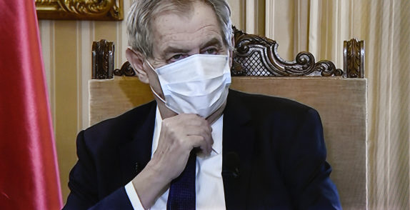 Zeman opustil nemocnici, čeká ho rekonvalescence v Lánech