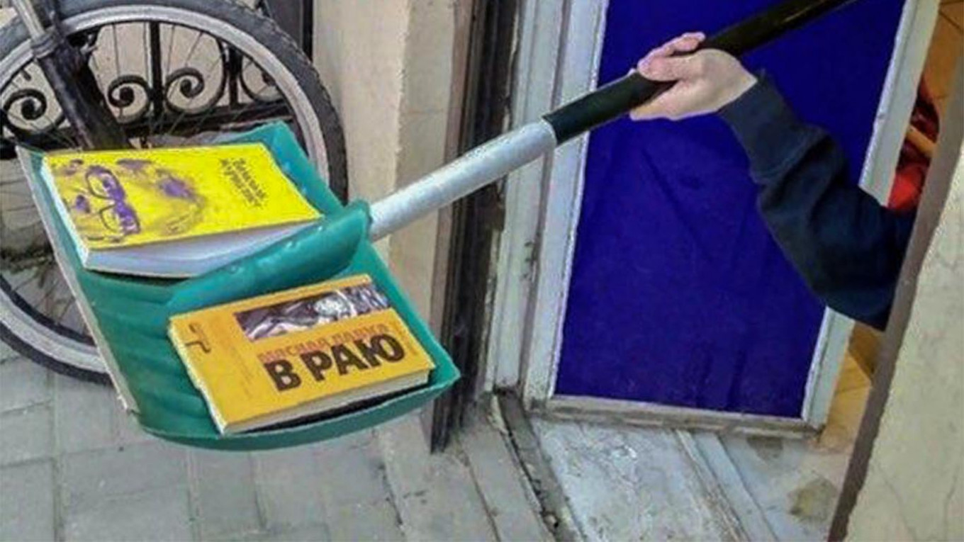 Knihkupectví si poradilo s prevencí. Zákazníkům vydává knihy na lopatě