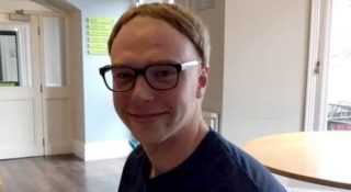 Lidé se v&nbsp;karanténě stříhají sami. Odborníci radí, na&nbsp;co si dát pozor