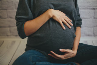 Žena se měsíc po&nbsp;porodu vrátila na&nbsp;sál. Porodila dvojčata z&nbsp;druhé dělohy