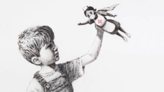 Umělec Banksy obrazem s&nbsp;figurkou “supersestry” děkuje zdravotníkům