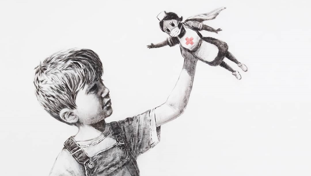 Umělec Banksy obrazem s figurkou “supersestry” děkuje zdravotníkům