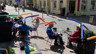Rozestupy zajištěny. V&nbsp;kavárně dali hostům na&nbsp;hlavy pěnové nudle do bazénu