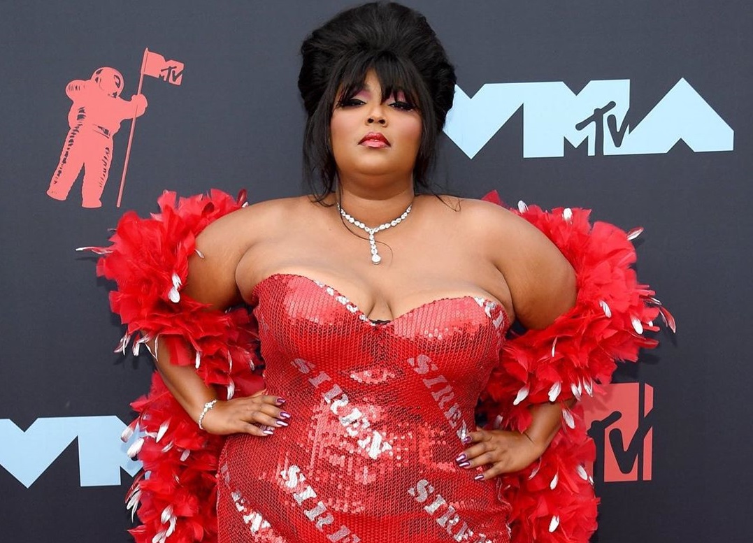 Slavná zpěvačka to pěkně roztočila. Haterům dokázala, že se za své kypré křivky rozhodně nestydí