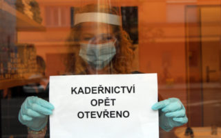 Nastala největší vlna uvolňování omezení, otevírají obchodní centra i&nbsp;kadeřnictví