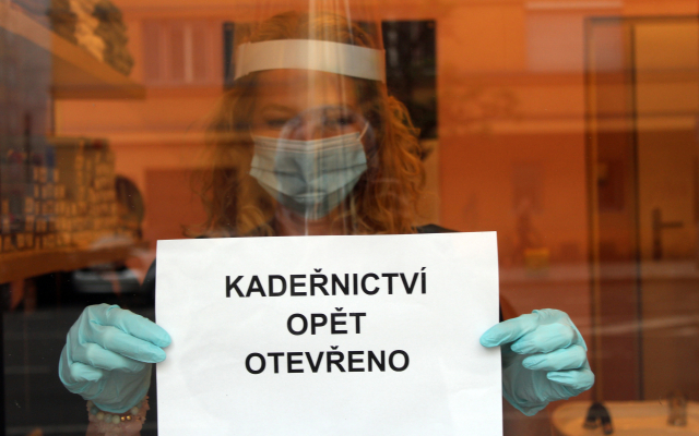 Nastala největší vlna uvolňování omezení, otevírají obchodní centra i kadeřnictví