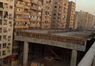 V Egyptě postavili most uprostřed sídliště. Auta budou jezdit půl metru od balkonů