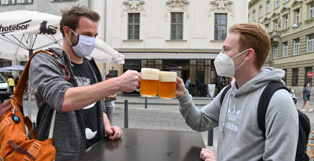 Zahrádky restaurací budou moci otevřít 17. května