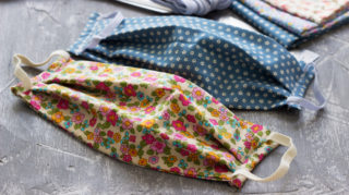 Luxusní roušky za miliony. Japonci rozjíždí novodobý byznys