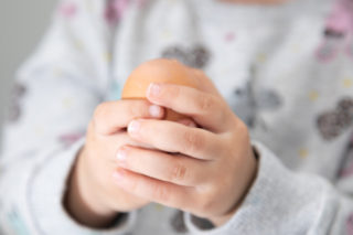 Internet zachvátila nová výzva. Rodiče dávají batolatům syrová vajíčka
