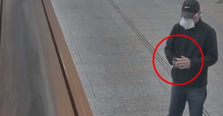 Muž v&nbsp;Praze během noci napadá dívky nožem. Zaútočil už třikrát