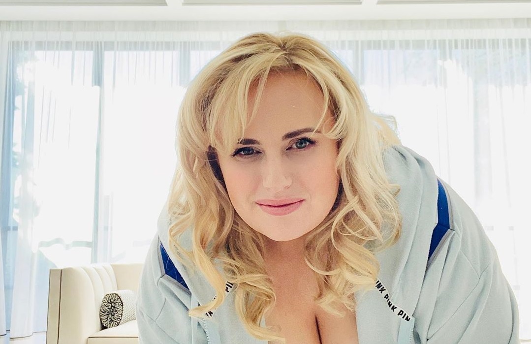 Herečka Rebel Wilson se pořádně odvázala. S prvními jarními paprsky se svlékla do naha