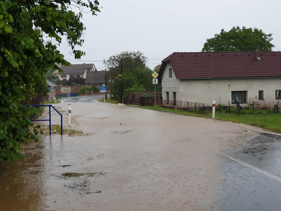 Hladiny řek klesají, ale na&nbsp;některých místech zase prší. Pohotovost platí na&nbsp;6 místech