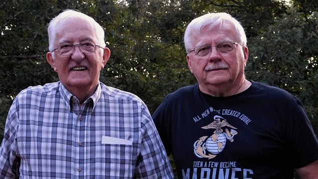 Dva muži tvrdí, že je před téměř 80 lety vyměnili v porodnici