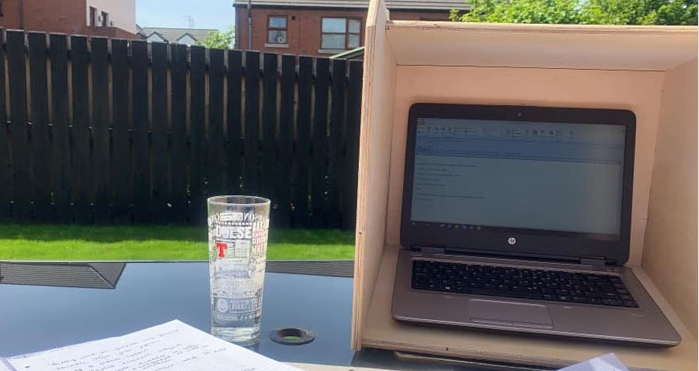 Muž přišel s&nbsp;geniální vychytávkou, jak pracovat na&nbsp;notebooku na&nbsp;slunci