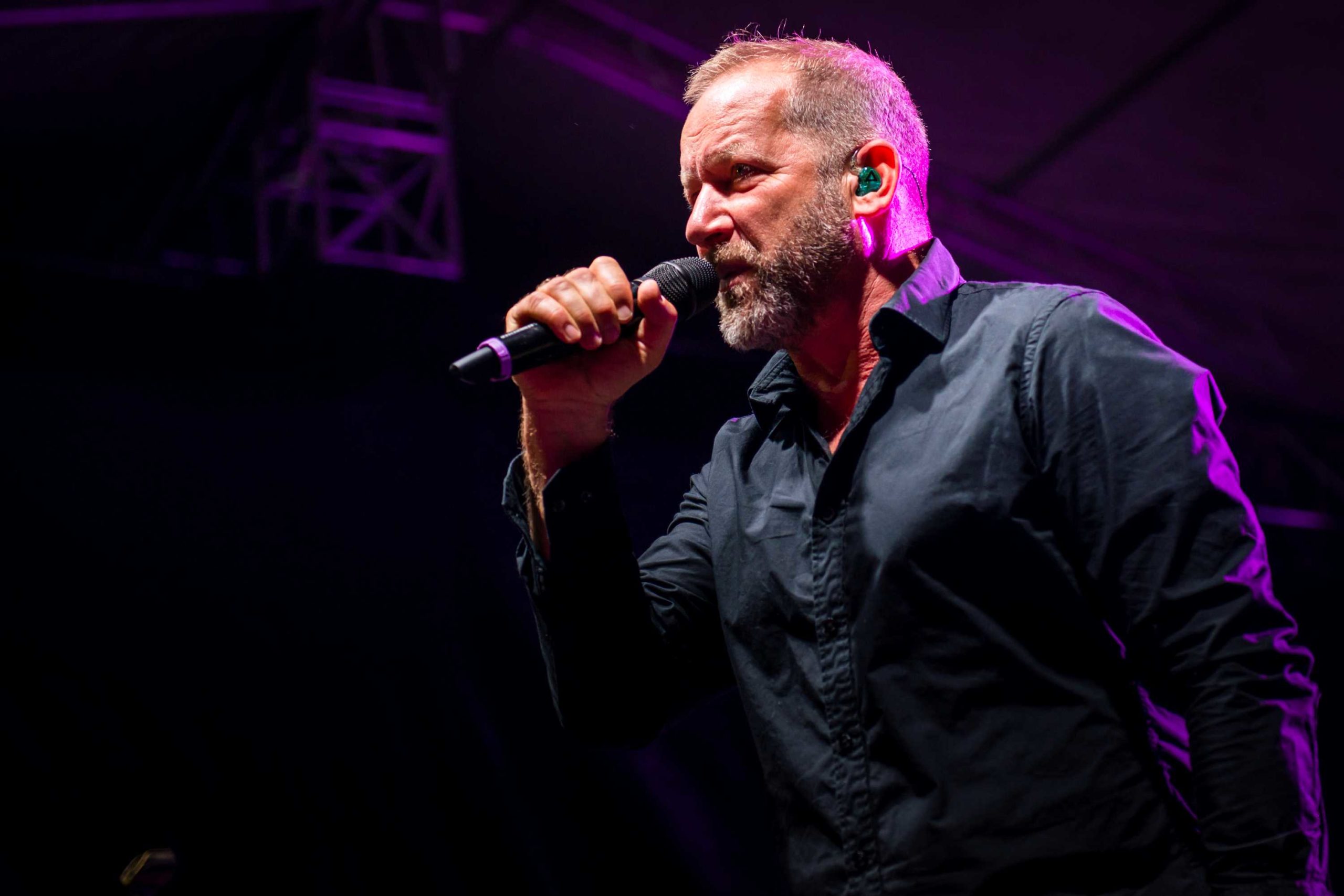 David Koller vydává nový singl a klip My se vám ozveme. Upozorňuje na to, že dobrý sluha může být zlý pán