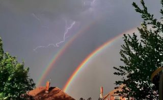 Za bouřky se objevila dvojitá duha. Na&nbsp;fascinujících snímcích ji doprovází blesky
