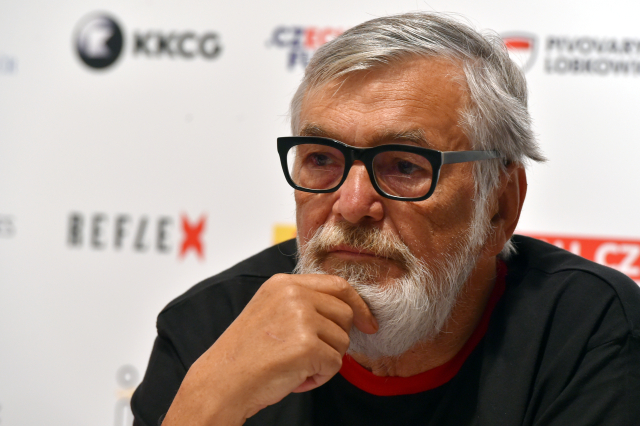 Jiří Bartoška skončil v&nbsp;nemocnici. V&nbsp;nové vánoční komedii, Přání Ježíškovi, ho nahradí Jaroslav Dušek