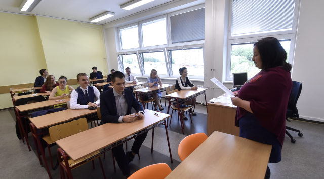 Neúspěšní maturanti budou moci zkoušku opakovat už před prázdninami. Na druhý stupeň ZŠ se děti vrátí jen ve třech krajích a rotačně