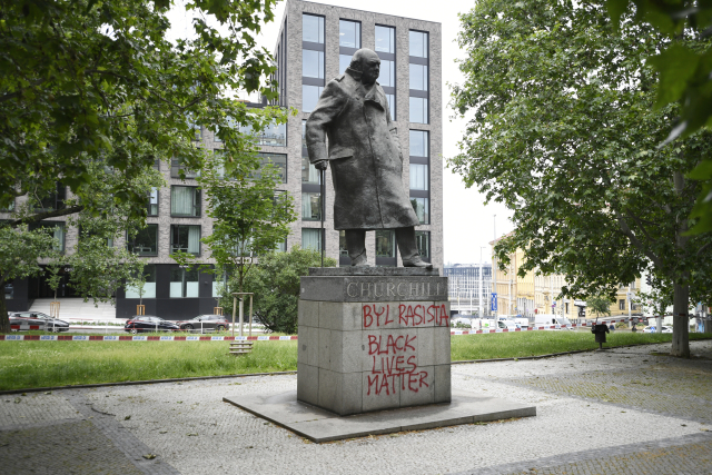 Vandalové si podali Churchillovu sochu v Praze. Napsali na ni, že byl rasista