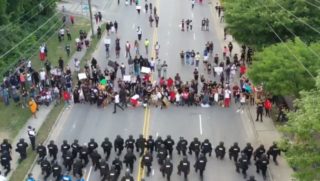 Policisté poklekli před demonstranty. Krásné gesto dojalo svět