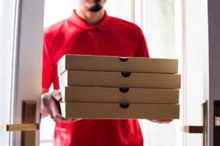 Muž dostává devět let denně pizzu, kterou si neobjednal