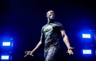 Rapper Stormzy se zapojil do boje proti rasismu. Neziskovkám věnuje 300 milionů