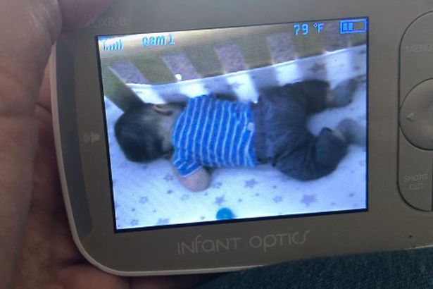 Rodiče vyděsil paranormální úkaz na&nbsp;monitoru chůvičky. Vzbudil miminko duch?