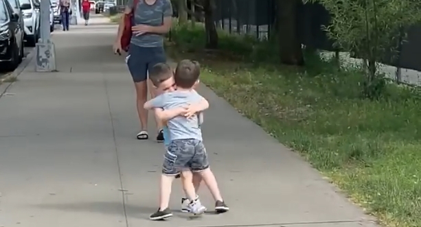 Kamarádi (3) se setkali po několika týdnech v karanténě. Roztomilé video obletělo svět