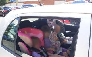 Policie zachránila tři děti z&nbsp;rozpáleného auta. Rodiče zajímalo, proč se o&nbsp;to stará policie