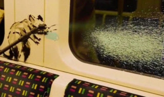 Banksy odhalil nový projekt. Krysy v&nbsp;metru vyzývají k&nbsp;nošení roušek