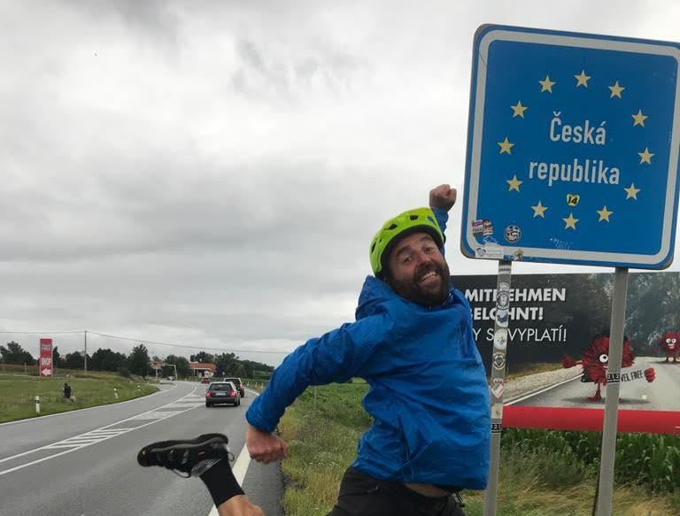 Míra Michálek brázdí československou krajinou na kole. Kam se už podíval?