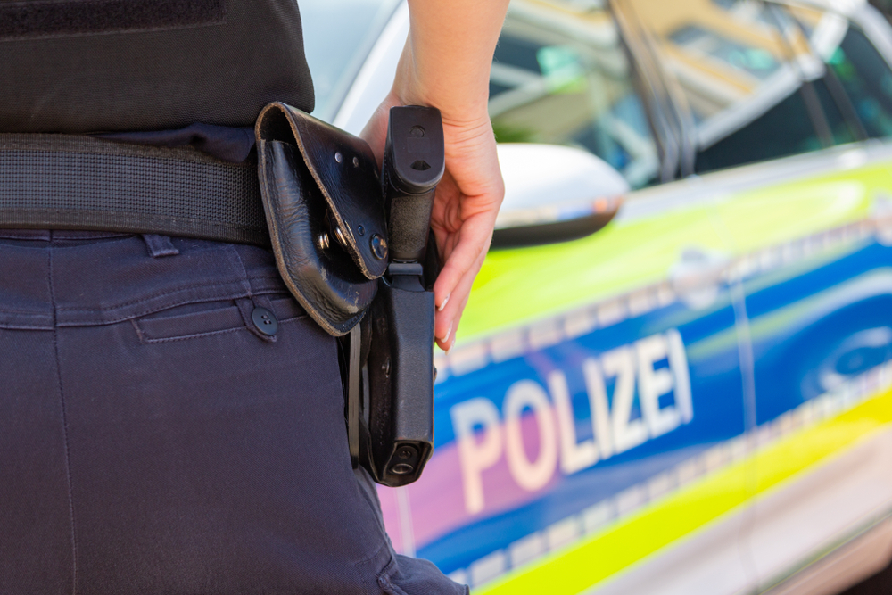 Muž s lukem a šípy v Německu odzbrojil policisty
