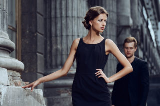 Mýty o&nbsp;nejoblíbenější barvě českých šatníků. Vážně si myslíte, že černá zeštíhluje?