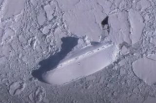 Podivná loď v&nbsp;ledu odstartovala konspirační teorie. Jaké tajemství skrývá Antarktida?