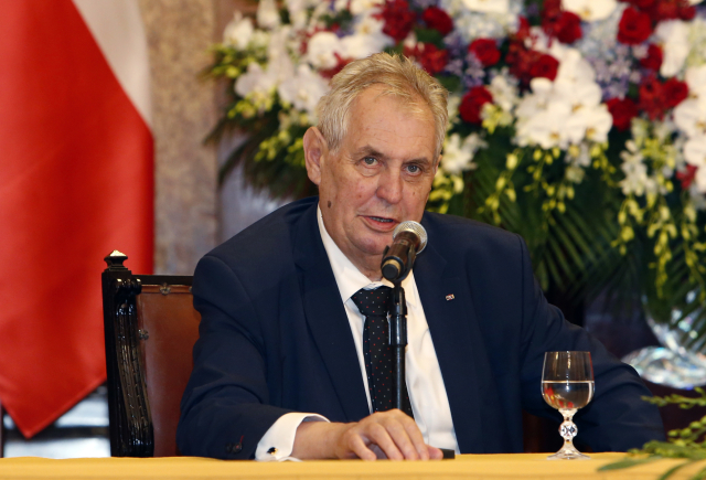 Miloš Zeman pogratuloval Bidenovi. Američané mají podle něj vůli ke změně
