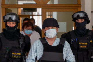 Obviněný žhář z&nbsp;Bohumína jde do vazby. K&nbsp;soudu přišel v&nbsp;neprůstřelné vestě