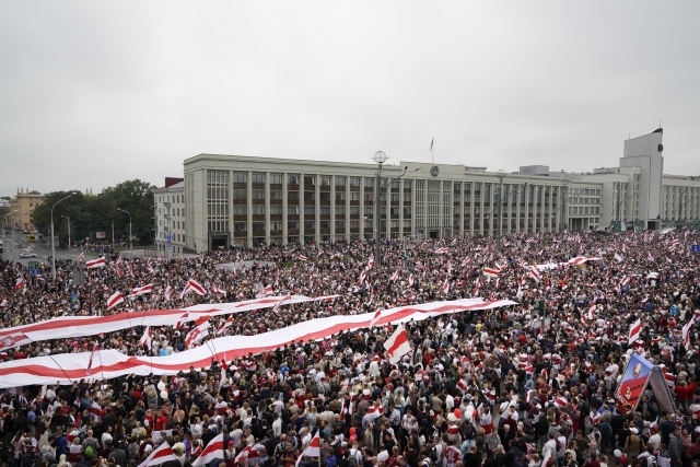 Protesty v&nbsp;Bělorusku pokračují. Na&nbsp;demonstraci v&nbsp;Minsku se sešlo čtvrt milionu lidí