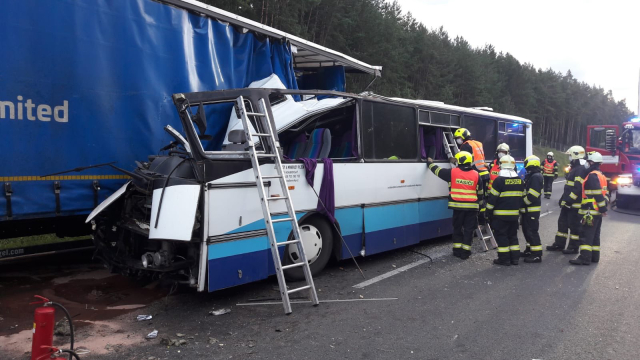 U Plzně se srazil autobus s&nbsp;nákladním autem, jeden člověk zemřel