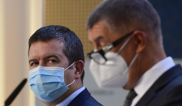 Babiš a&nbsp;Hamáček se neshodli na&nbsp;změně daní, posun je u&nbsp;přídavků