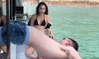 Pánové pod pantoflem? Kluci, kteří se snaží vyfotit svou přítelkyni doslova za každé situace