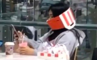 Lidská kreativita nezná mezí. Žena si místo roušky nasadila krabici z&nbsp;rychlého občerstvení