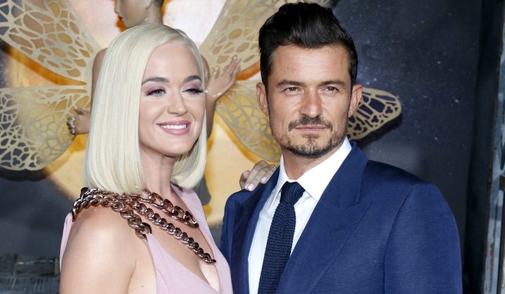 Katy Perry v&nbsp;Praze. Zpěvačka podporuje slavného partnera, fotí suvenýry a&nbsp;vyrazila i&nbsp;na&nbsp;drink