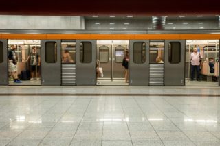 Otrnulo nám? Strážníci řeší v&nbsp;metru denně stovky lidí bez roušky