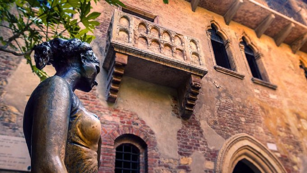 Novodobí Romeo a&nbsp;Julie: Kvůli karanténě se seznámili na&nbsp;balkóně, nyní se zasnoubili