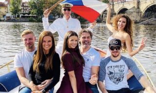 Jako dvě hrdličky: mrkněte, jak to sluší Jaromíru Jágrovi s&nbsp;jeho přítelkyní