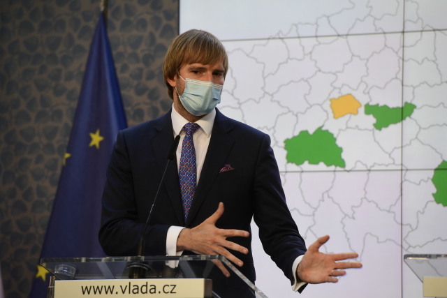 Od čtvrtka budou povinné roušky ve vnitřních prostorách v celé ČR