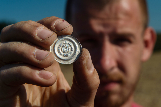 Krásný nález! Archeologové našli na&nbsp;Písecku 800 stříbrných mincí ze 13.&nbsp;století