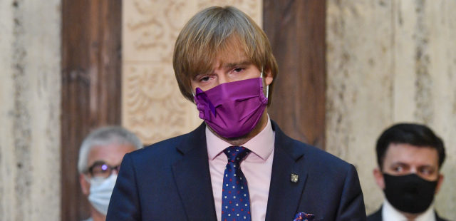 Vláda zvažuje testy po&nbsp;dovolené, první dávka očkování nebude stačit